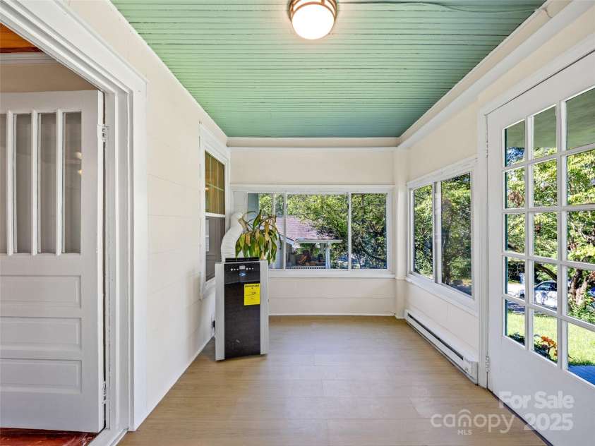 11 Craig Circle, Asheville, NC 28805.  MLS# CAR4276774, YatesRealty ID 28448. 