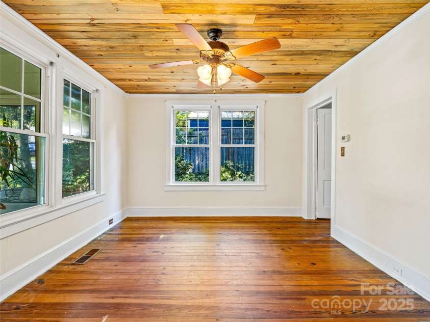 11 Craig Circle, Asheville, NC 28805.  MLS# CAR4276774, YatesRealty ID 28448. 