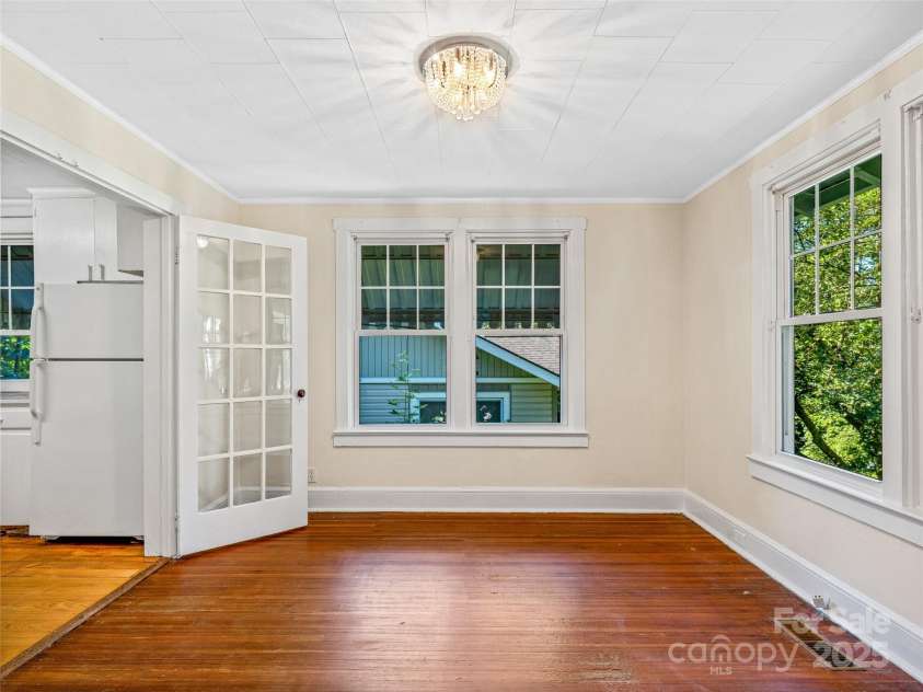 11 Craig Circle, Asheville, NC 28805.  MLS# CAR4276774, YatesRealty ID 28448. 