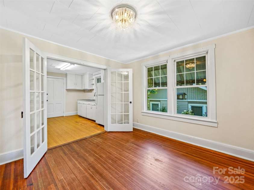 11 Craig Circle, Asheville, NC 28805.  MLS# CAR4276774, YatesRealty ID 28448. 