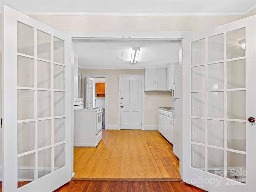 11 Craig Circle, Asheville, NC 28805.  MLS# CAR4276774, YatesRealty ID 28448. 