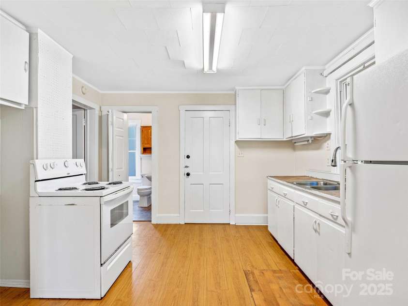 11 Craig Circle, Asheville, NC 28805.  MLS# CAR4276774, YatesRealty ID 28448. 