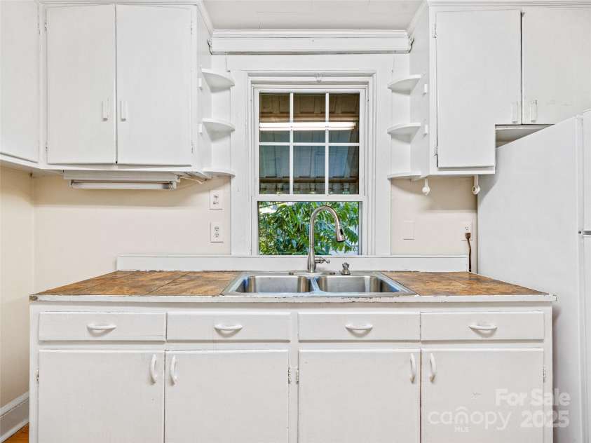 11 Craig Circle, Asheville, NC 28805.  MLS# CAR4276774, YatesRealty ID 28448. 