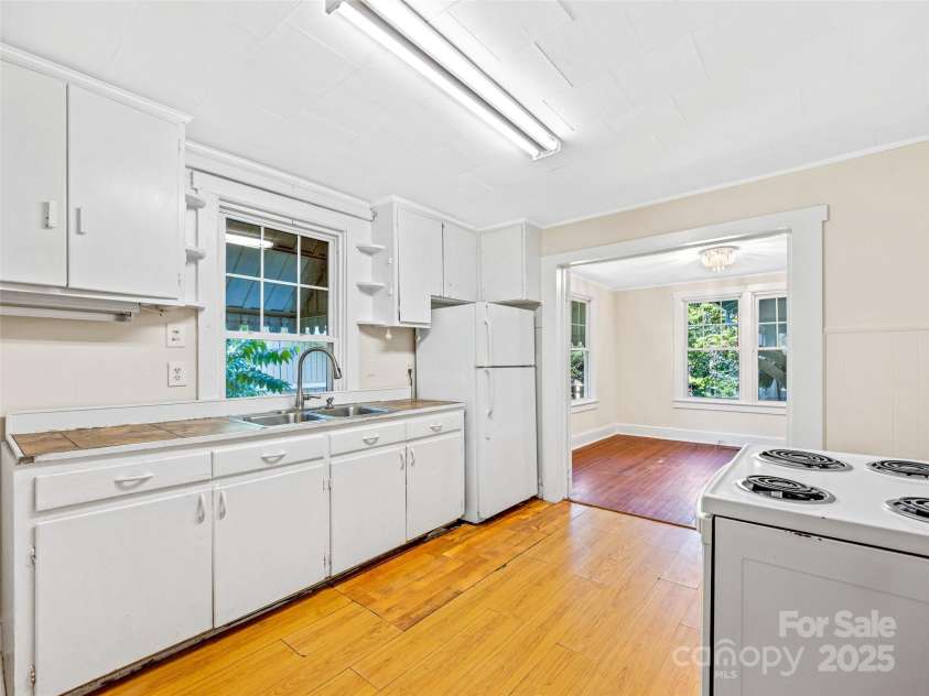 11 Craig Circle, Asheville, NC 28805.  MLS# CAR4276774, YatesRealty ID 28448. 