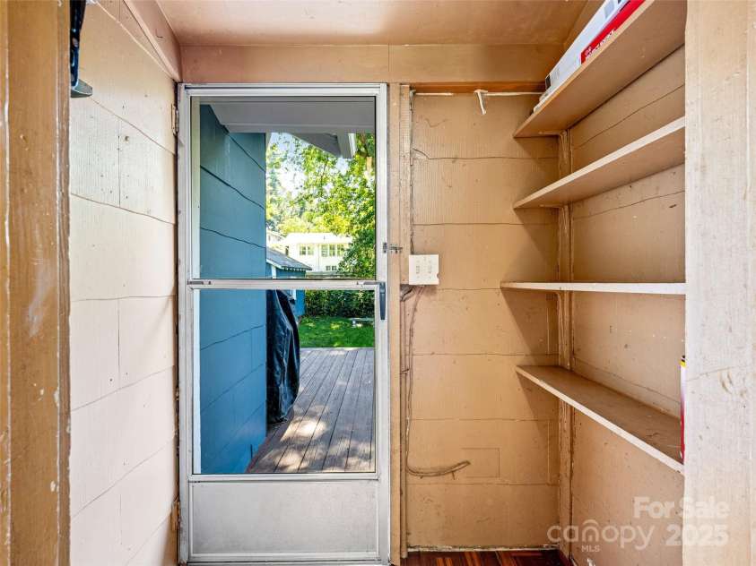 11 Craig Circle, Asheville, NC 28805.  MLS# CAR4276774, YatesRealty ID 28448. 