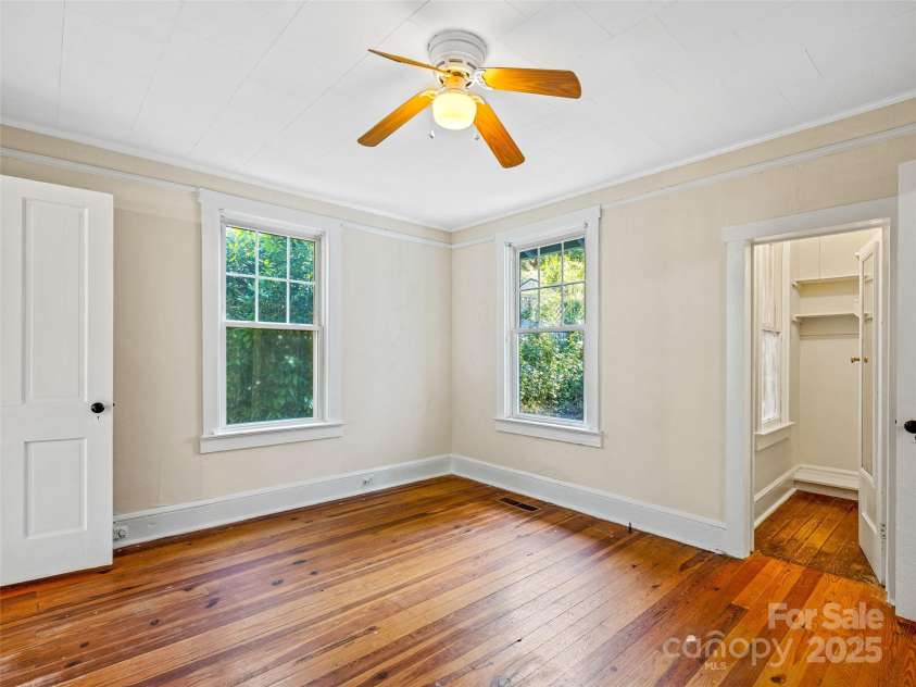 11 Craig Circle, Asheville, NC 28805.  MLS# CAR4276774, YatesRealty ID 28448. 