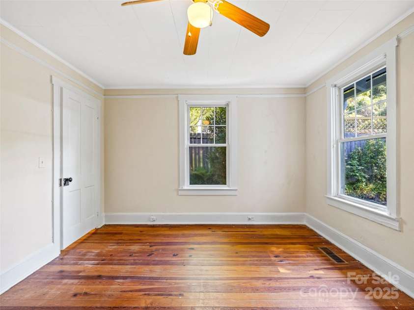 11 Craig Circle, Asheville, NC 28805.  MLS# CAR4276774, YatesRealty ID 28448. 