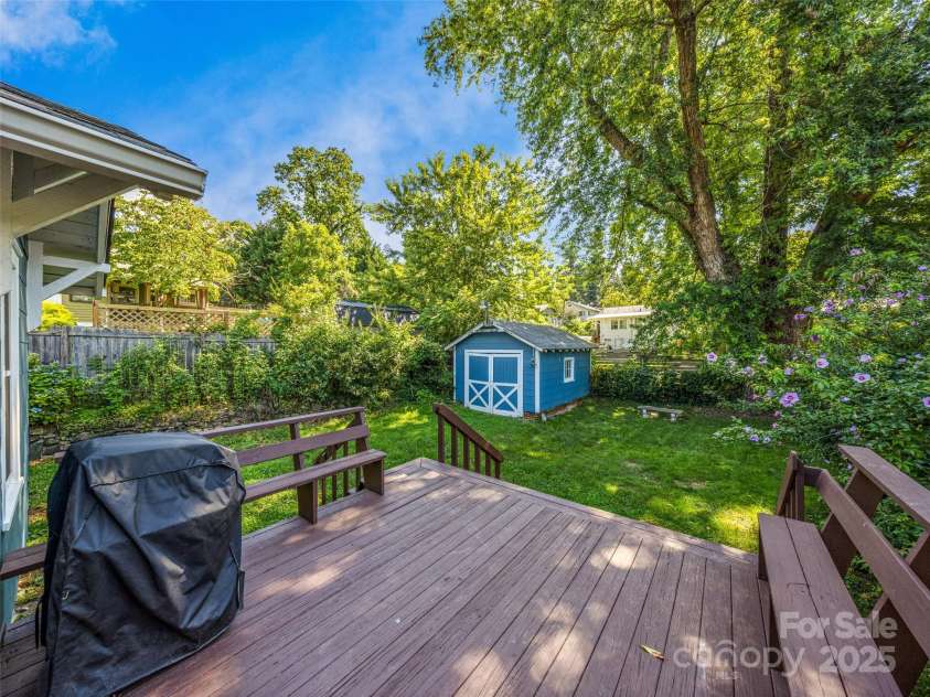 11 Craig Circle, Asheville, NC 28805.  MLS# CAR4276774, YatesRealty ID 28448. 