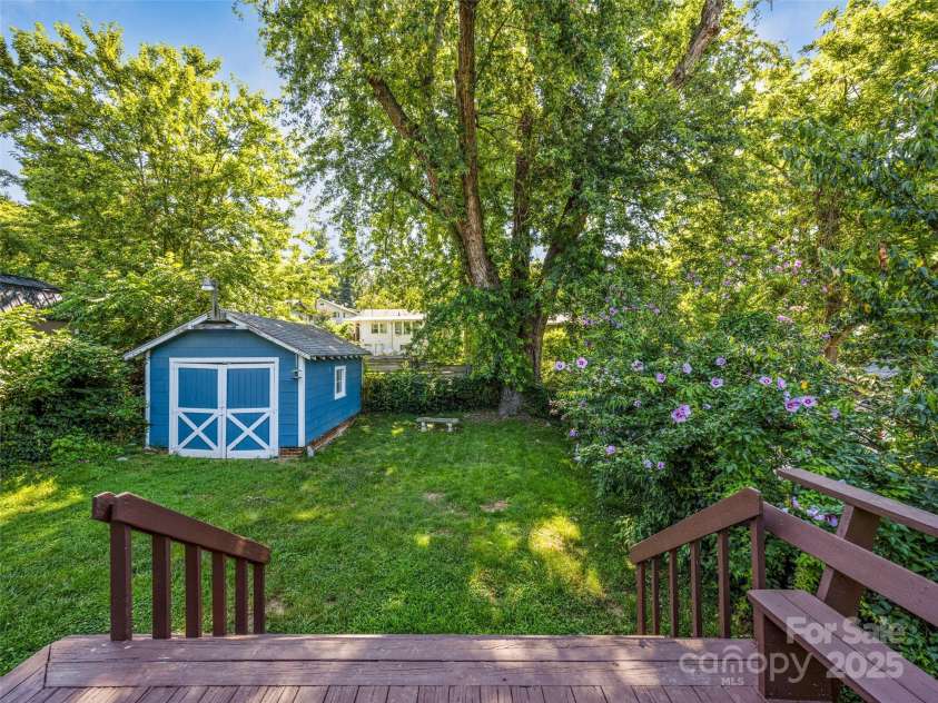 11 Craig Circle, Asheville, NC 28805.  MLS# CAR4276774, YatesRealty ID 28448. 