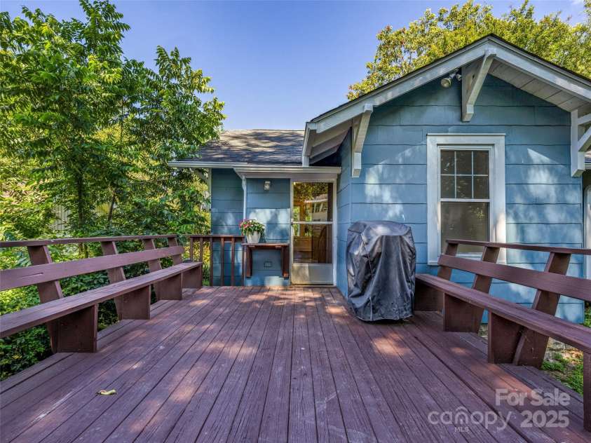 11 Craig Circle, Asheville, NC 28805.  MLS# CAR4276774, YatesRealty ID 28448. 