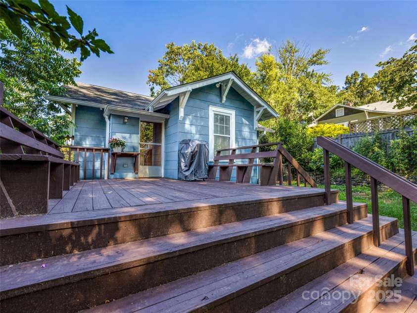 11 Craig Circle, Asheville, NC 28805.  MLS# CAR4276774, YatesRealty ID 28448. 