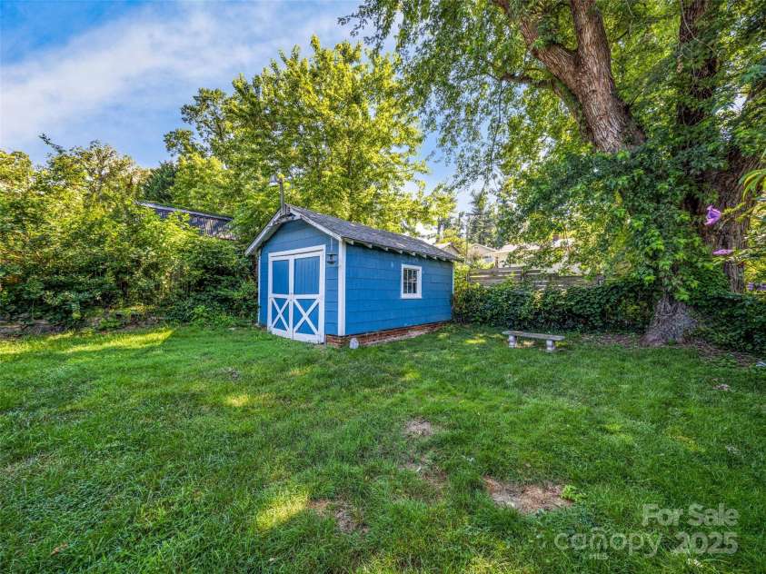 11 Craig Circle, Asheville, NC 28805.  MLS# CAR4276774, YatesRealty ID 28448. 