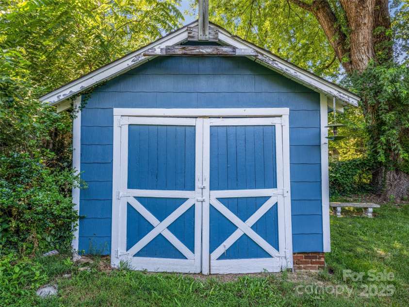 11 Craig Circle, Asheville, NC 28805.  MLS# CAR4276774, YatesRealty ID 28448. 