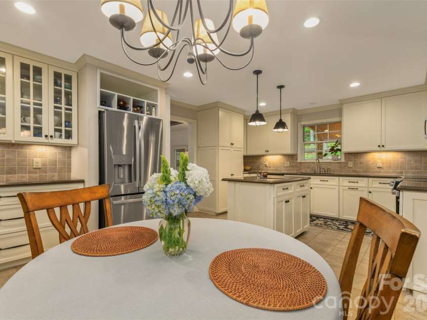 425 Sondley Woods Place, Asheville, NC 28805.  MLS# CAR4387900, YatesRealty ID 28454. 