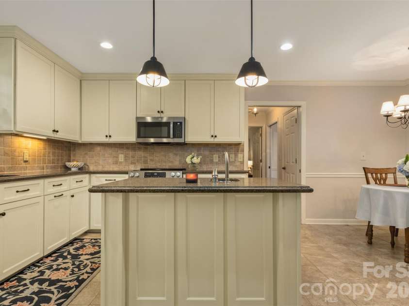 425 Sondley Woods Place, Asheville, NC 28805.  MLS# CAR4387900, YatesRealty ID 28454. 