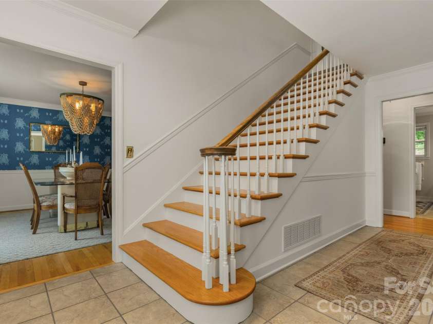 425 Sondley Woods Place, Asheville, NC 28805.  MLS# CAR4387900, YatesRealty ID 28454. 