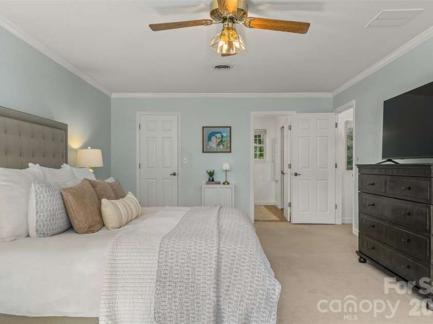 425 Sondley Woods Place, Asheville, NC 28805.  MLS# CAR4387900, YatesRealty ID 28454. 