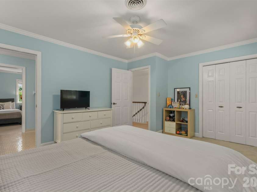 425 Sondley Woods Place, Asheville, NC 28805.  MLS# CAR4387900, YatesRealty ID 28454. 