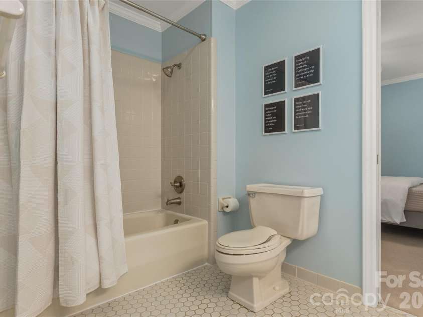 425 Sondley Woods Place, Asheville, NC 28805.  MLS# CAR4387900, YatesRealty ID 28454. 