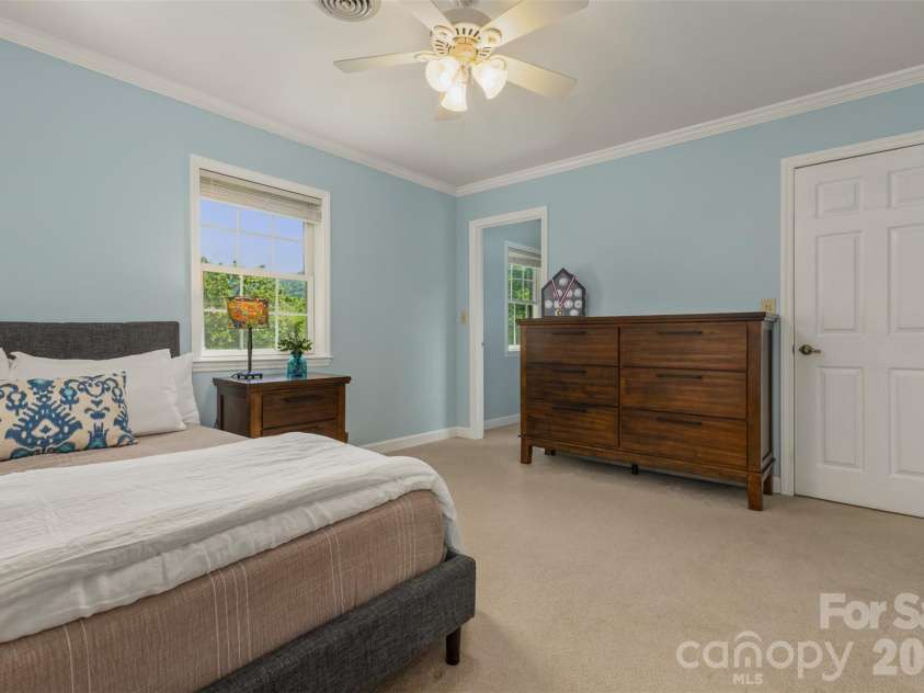425 Sondley Woods Place, Asheville, NC 28805.  MLS# CAR4387900, YatesRealty ID 28454. 