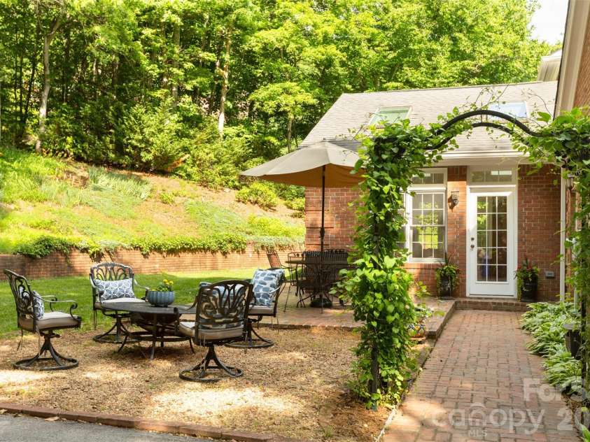 425 Sondley Woods Place, Asheville, NC 28805.  MLS# CAR4387900, YatesRealty ID 28454. 