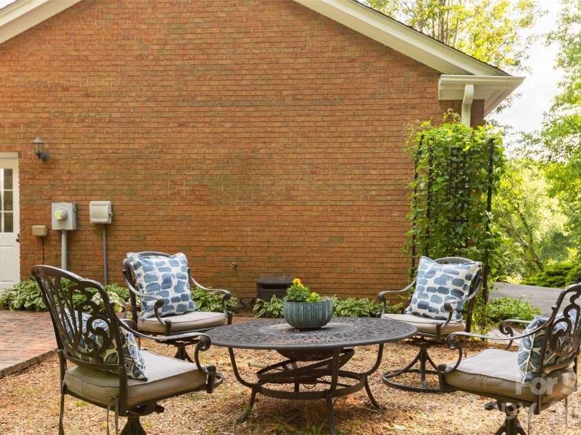 425 Sondley Woods Place, Asheville, NC 28805.  MLS# CAR4387900, YatesRealty ID 28454. 