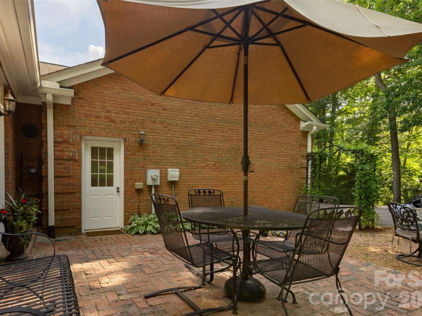 425 Sondley Woods Place, Asheville, NC 28805.  MLS# CAR4387900, YatesRealty ID 28454. 