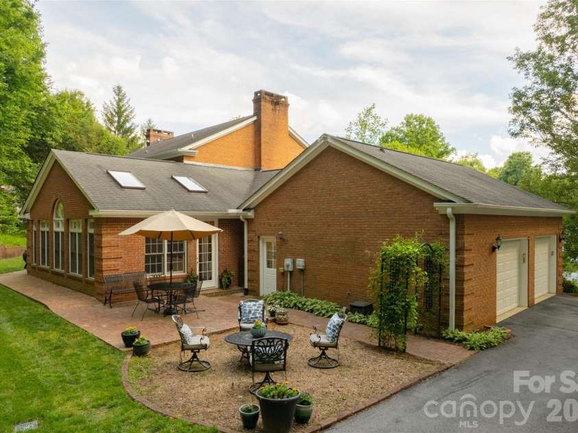 425 Sondley Woods Place, Asheville, NC 28805.  MLS# CAR4387900, YatesRealty ID 28454. 