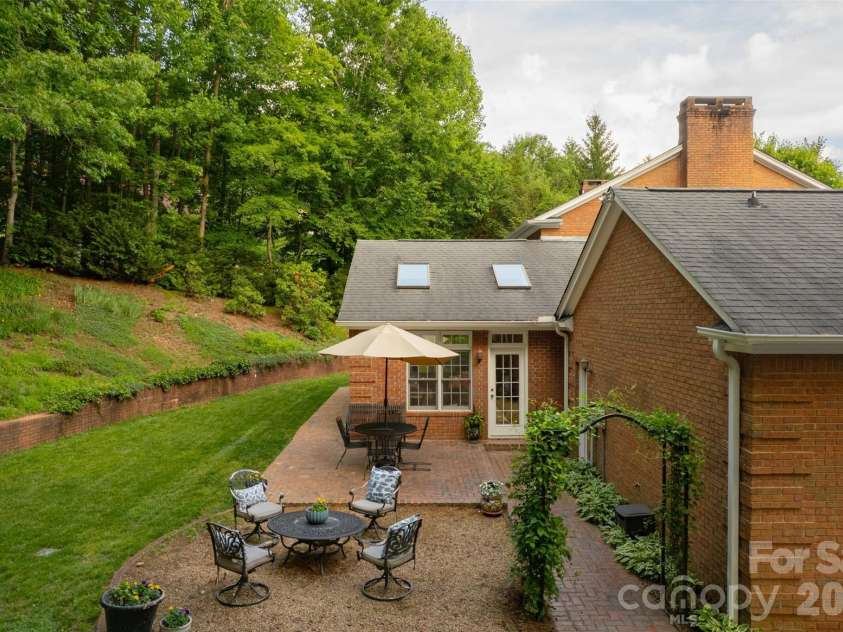 425 Sondley Woods Place, Asheville, NC 28805.  MLS# CAR4387900, YatesRealty ID 28454. 
