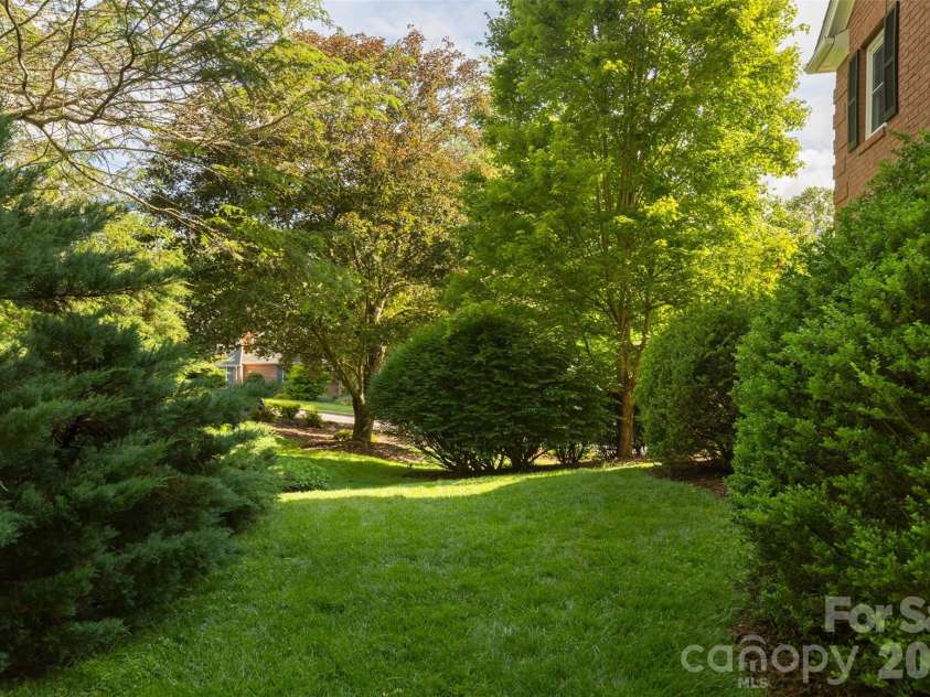 425 Sondley Woods Place, Asheville, NC 28805.  MLS# CAR4387900, YatesRealty ID 28454. 
