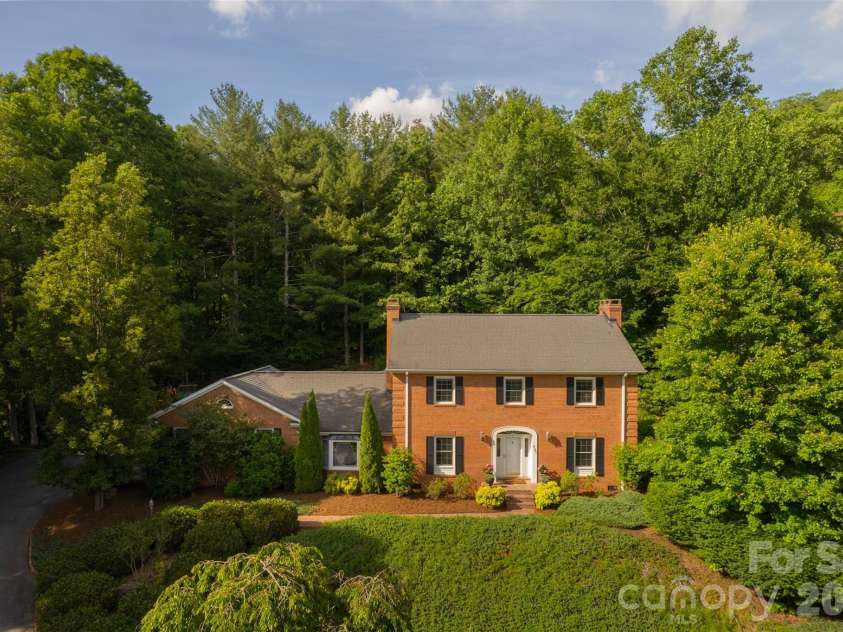 425 Sondley Woods Place, Asheville, NC 28805.  MLS# CAR4387900, YatesRealty ID 28454. 