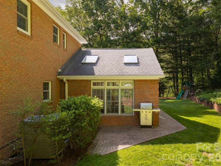 425 Sondley Woods Place, Asheville, NC 28805.  MLS# CAR4387900, YatesRealty ID 28454. 