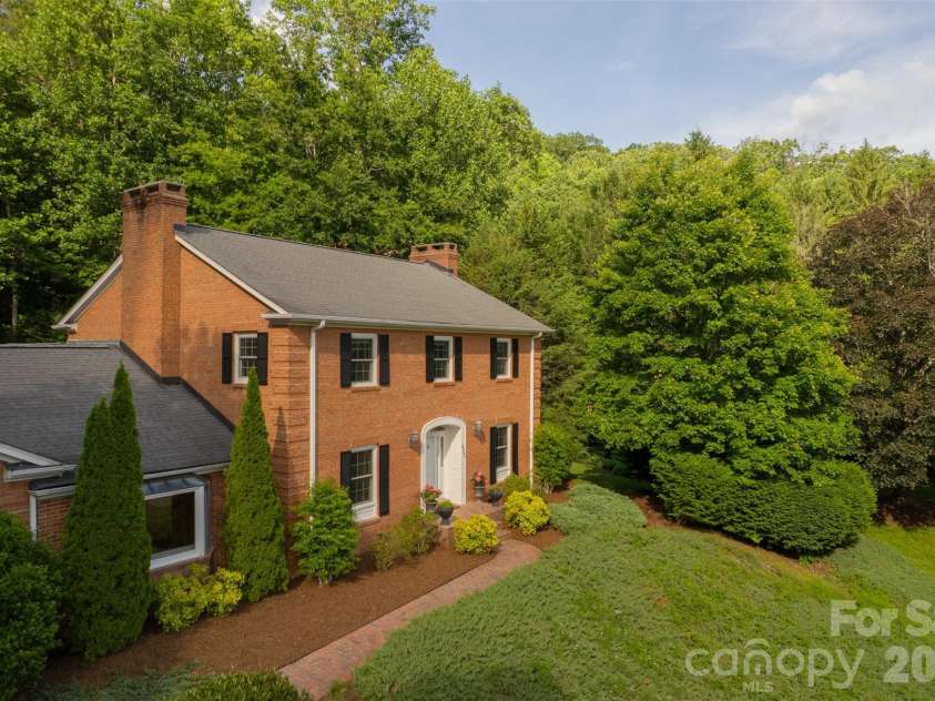 425 Sondley Woods Place, Asheville, NC 28805.  MLS# CAR4387900, YatesRealty ID 28454. 