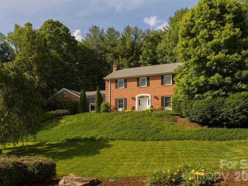 425 Sondley Woods Place, Asheville, NC 28805.  MLS# CAR4387900, YatesRealty ID 28454. 