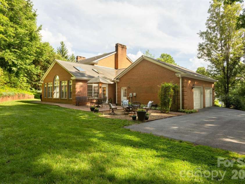 425 Sondley Woods Place, Asheville, NC 28805.  MLS# CAR4387900, YatesRealty ID 28454. Large flat yard.