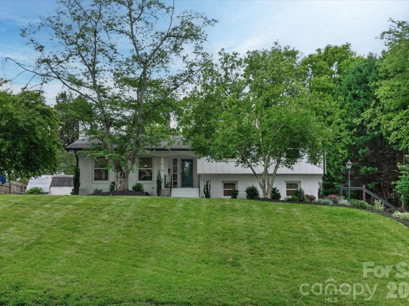 1910 Wensley Drive, Charlotte, NC 28210.  MLS# CAR4388306, YatesRealty ID 28456. 