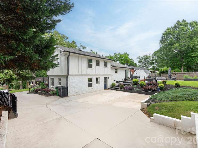 1910 Wensley Drive, Charlotte, NC 28210.  MLS# CAR4388306, YatesRealty ID 28456. 