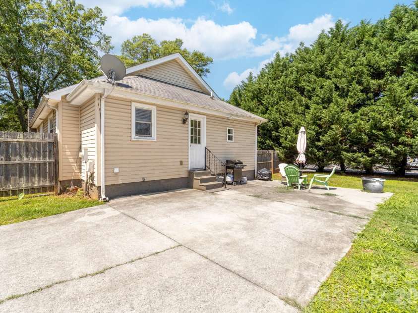 206 Eagle Road, Belmont, NC 28012.  MLS# CAR4388879, YatesRealty ID 28457. 