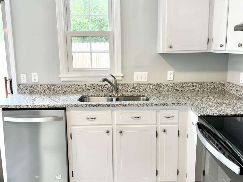 1422 Delane Avenue, Charlotte, NC 28211.  MLS# CAR4282002, YatesRealty ID 28458. 