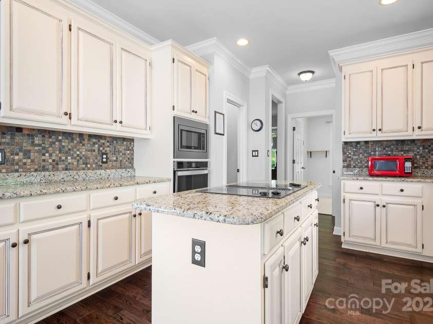 16028 Hallaton Drive, Huntersville, NC 28078.  MLS# CAR4254854, YatesRealty ID 28460. Kitchen with granite countertops
