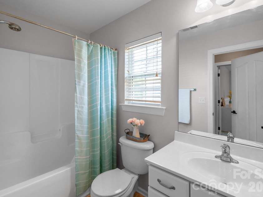 10507 Bere Island Drive, Charlotte, NC 28278.  MLS# CAR4385284, YatesRealty ID 28462. Full Bathroom
