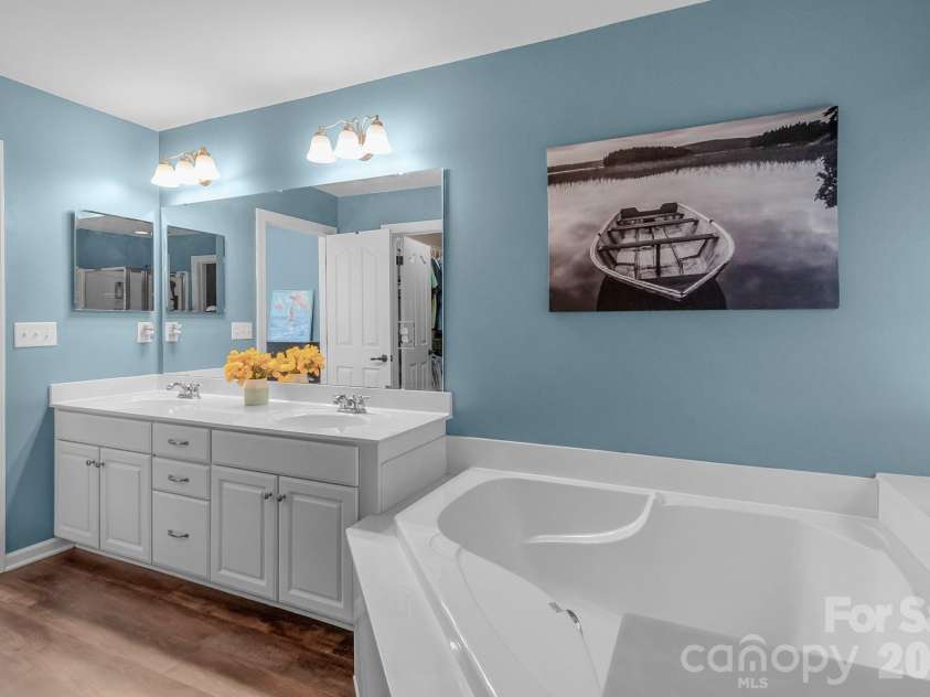 10507 Bere Island Drive, Charlotte, NC 28278.  MLS# CAR4385284, YatesRealty ID 28462. Primary Bathroom