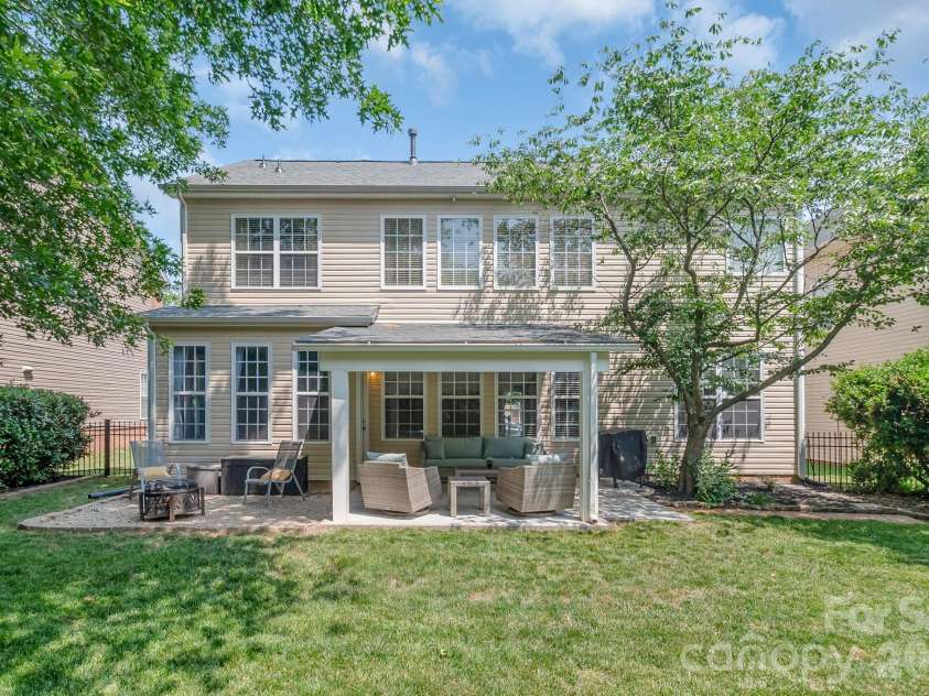 10507 Bere Island Drive, Charlotte, NC 28278.  MLS# CAR4385284, YatesRealty ID 28462. Private Backyard