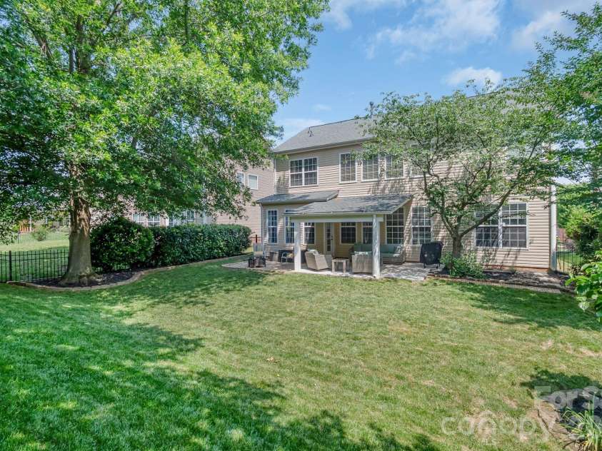 10507 Bere Island Drive, Charlotte, NC 28278.  MLS# CAR4385284, YatesRealty ID 28462. Private Backyard