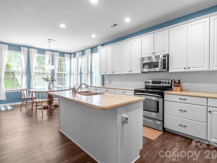 10507 Bere Island Drive, Charlotte, NC 28278.  MLS# CAR4385284, YatesRealty ID 28462. Upgraded Eat-In Kitchen