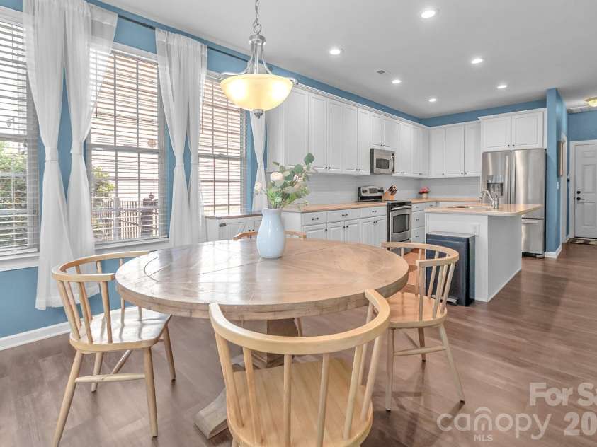 10507 Bere Island Drive, Charlotte, NC 28278.  MLS# CAR4385284, YatesRealty ID 28462. Upgraded Eat-In Kitchen