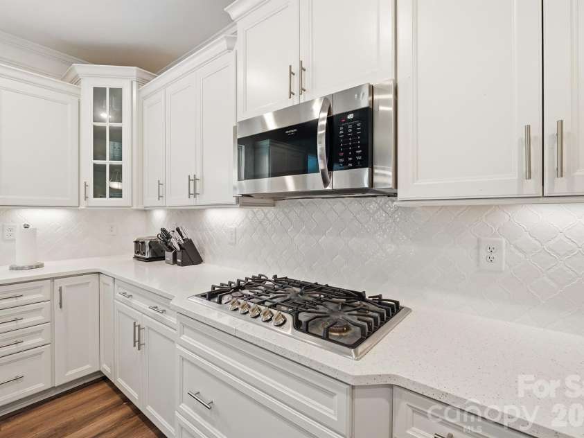 282 Bouchard Drive, Waxhaw, NC 28173.  MLS# CAR4387883, YatesRealty ID 28465. Gas Range