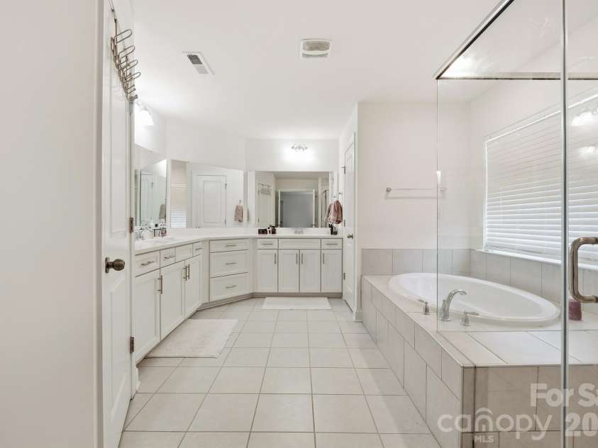 282 Bouchard Drive, Waxhaw, NC 28173.  MLS# CAR4387883, YatesRealty ID 28465. Primary En-Suite Bath
