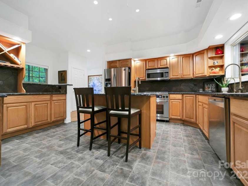66 Ottaray Court, Brevard, NC 28712.  MLS# CAR4280807, YatesRealty ID 28466. Granite tops & stainless appliances