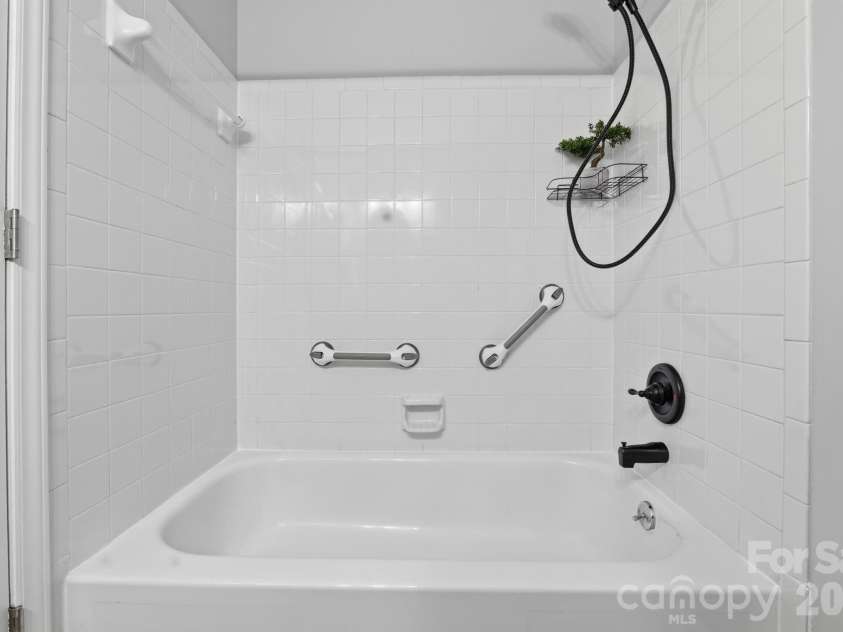13501 Krislyn Woods Place, Charlotte, NC 28278.  MLS# CAR4388045, YatesRealty ID 28467. Full Bath 2